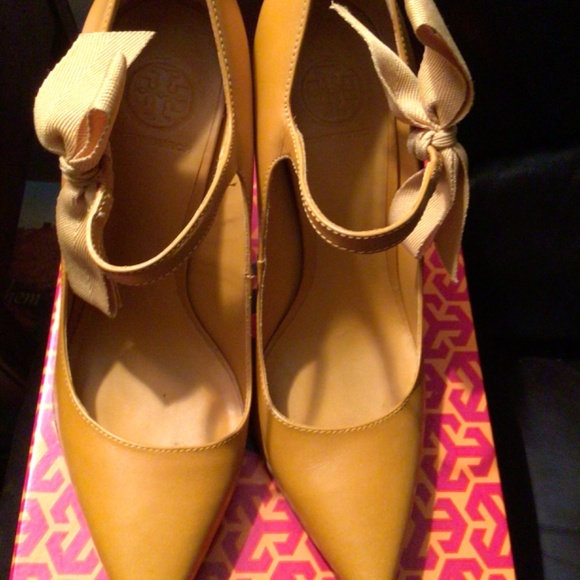Tory Burch Golden Yellow High Heel Pump - Picture 5 of 8
